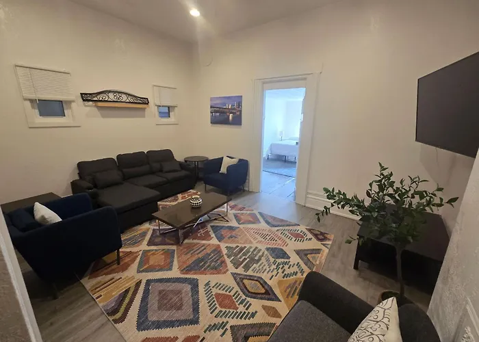 Budget 1br Crash Pad - East Carson St & Parking *