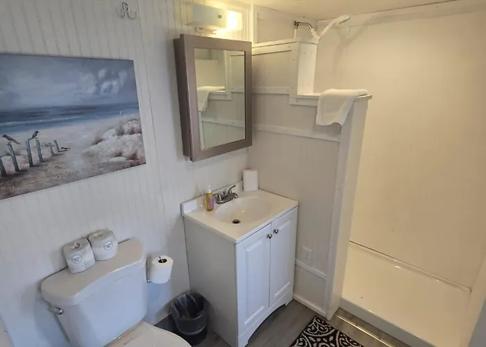 Budget 1br Crash Pad - East Carson St & Parking Apartment