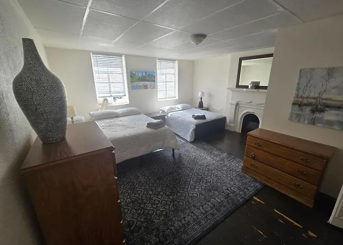 Budget 1br Crash Pad - East Carson St & Parking Apartment *