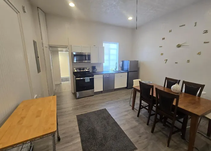 Budget 1br Crash Pad - East Carson St & Parking Apartment