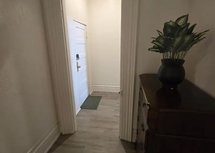 Budget 1br Crash Pad - East Carson St & Parking