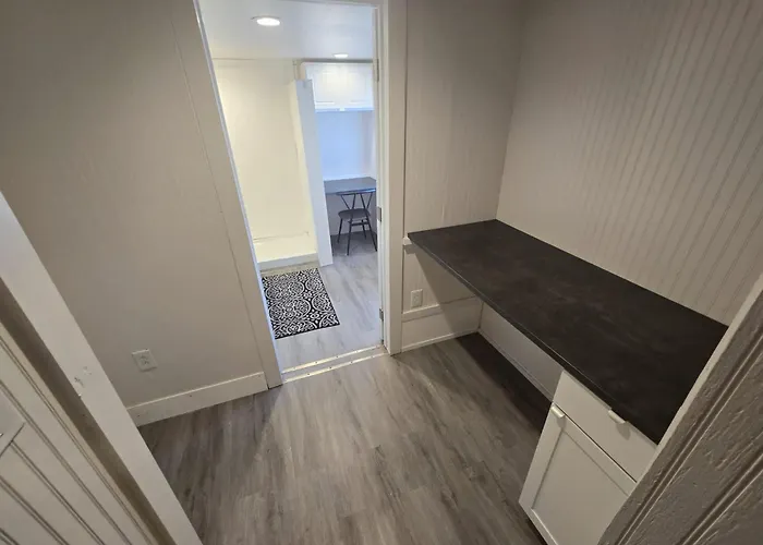 Budget 1br Crash Pad - East Carson St & Parking *