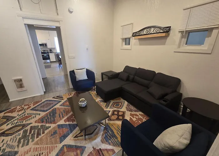 Apartment Budget 1br Crash Pad - East Carson St & Parking