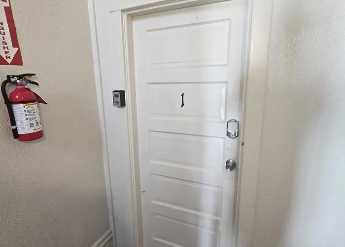 Budget 1br Crash Pad - East Carson St & Parking Apartment