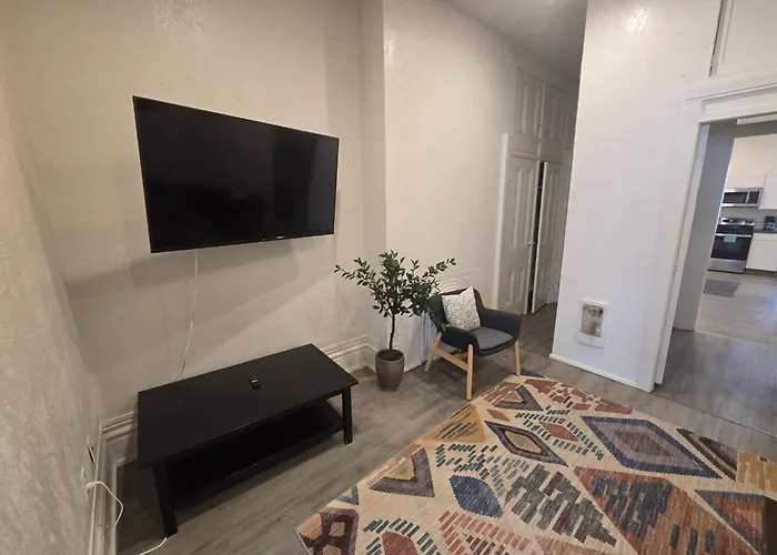 Apartment Budget 1br Crash Pad - East Carson St & Parking