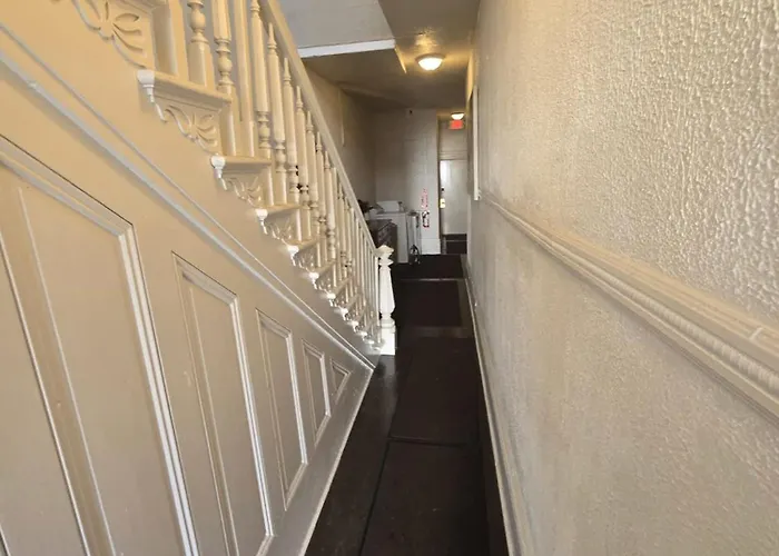 Budget 1br Crash Pad - East Carson St & Parking * Pittsburgh