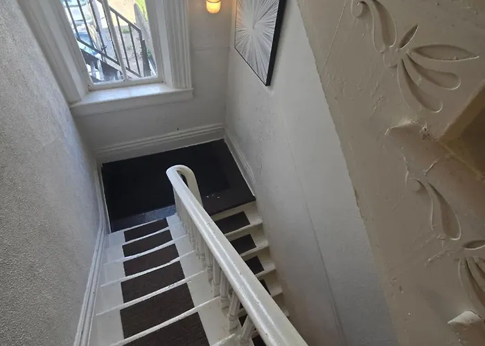 Budget 1br Crash Pad - East Carson St & Parking Apartment *